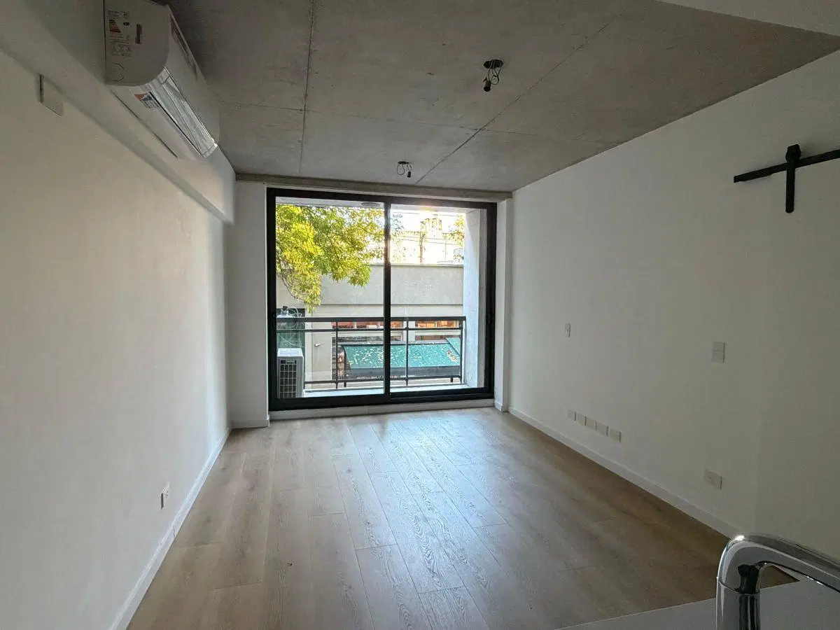 Departamento 2 amb. con balcón corrido en venta en Belgrano Chico 3