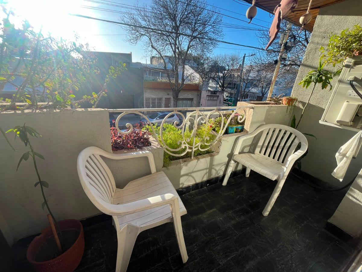 Excelente PH al frente con cochera de 160 m² con 4 dormitorios en Villa del Parque
