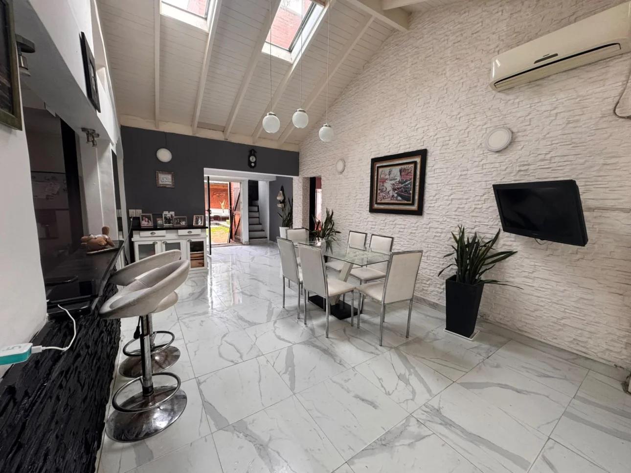 Foto de VENTA - Casa 5 amb con piscina y jardín- Falucho 2753, imagen 2