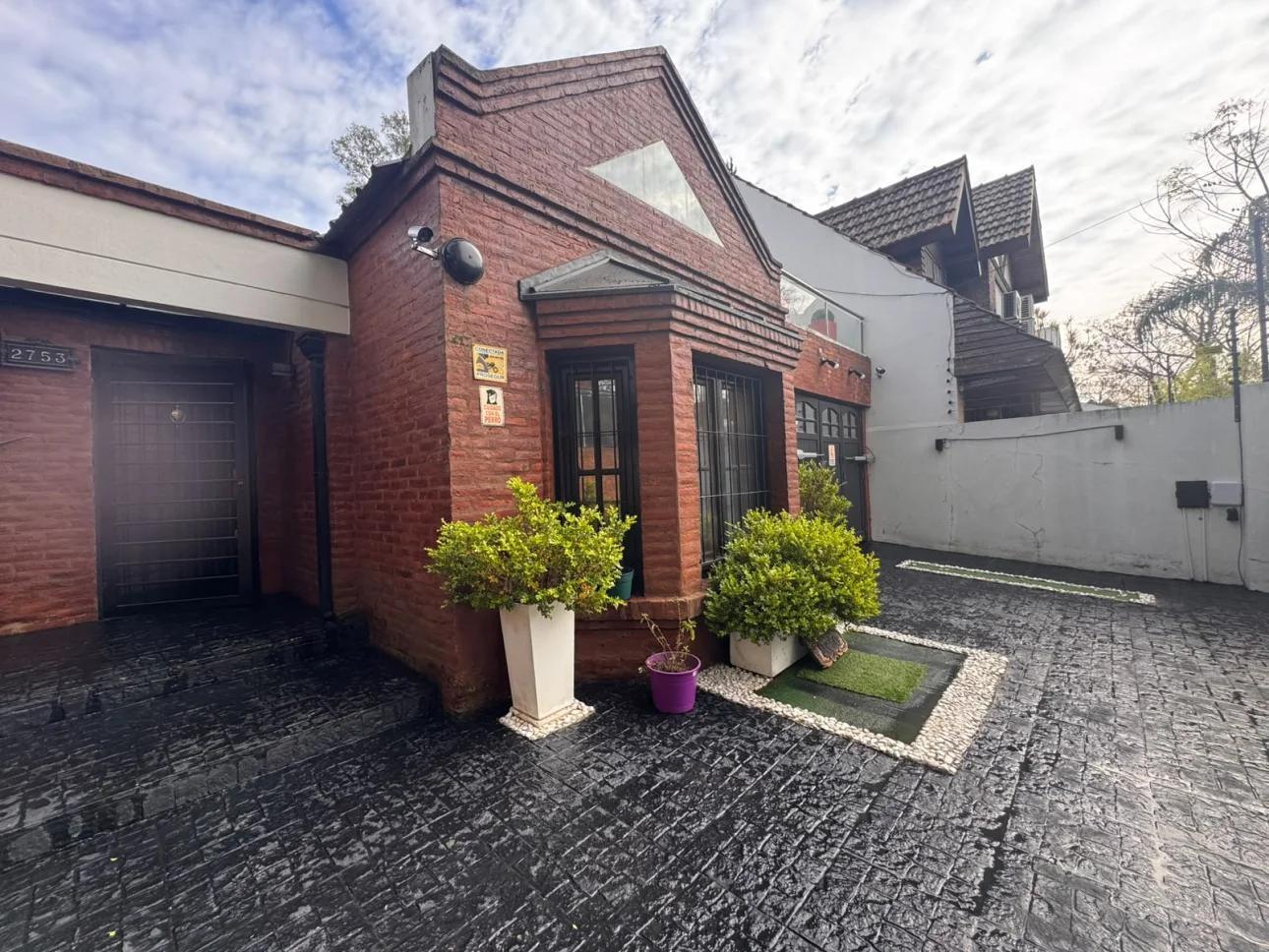 Foto de VENTA - Casa 5 amb con piscina y jardín- Falucho 2753, imagen 3