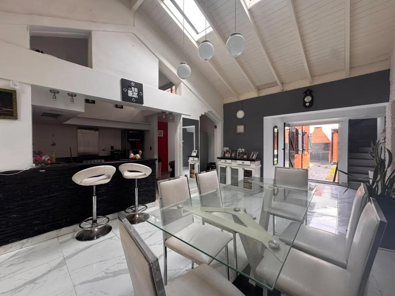Foto de VENTA - Casa 5 amb con piscina y jardín- Falucho 2753, imagen 4