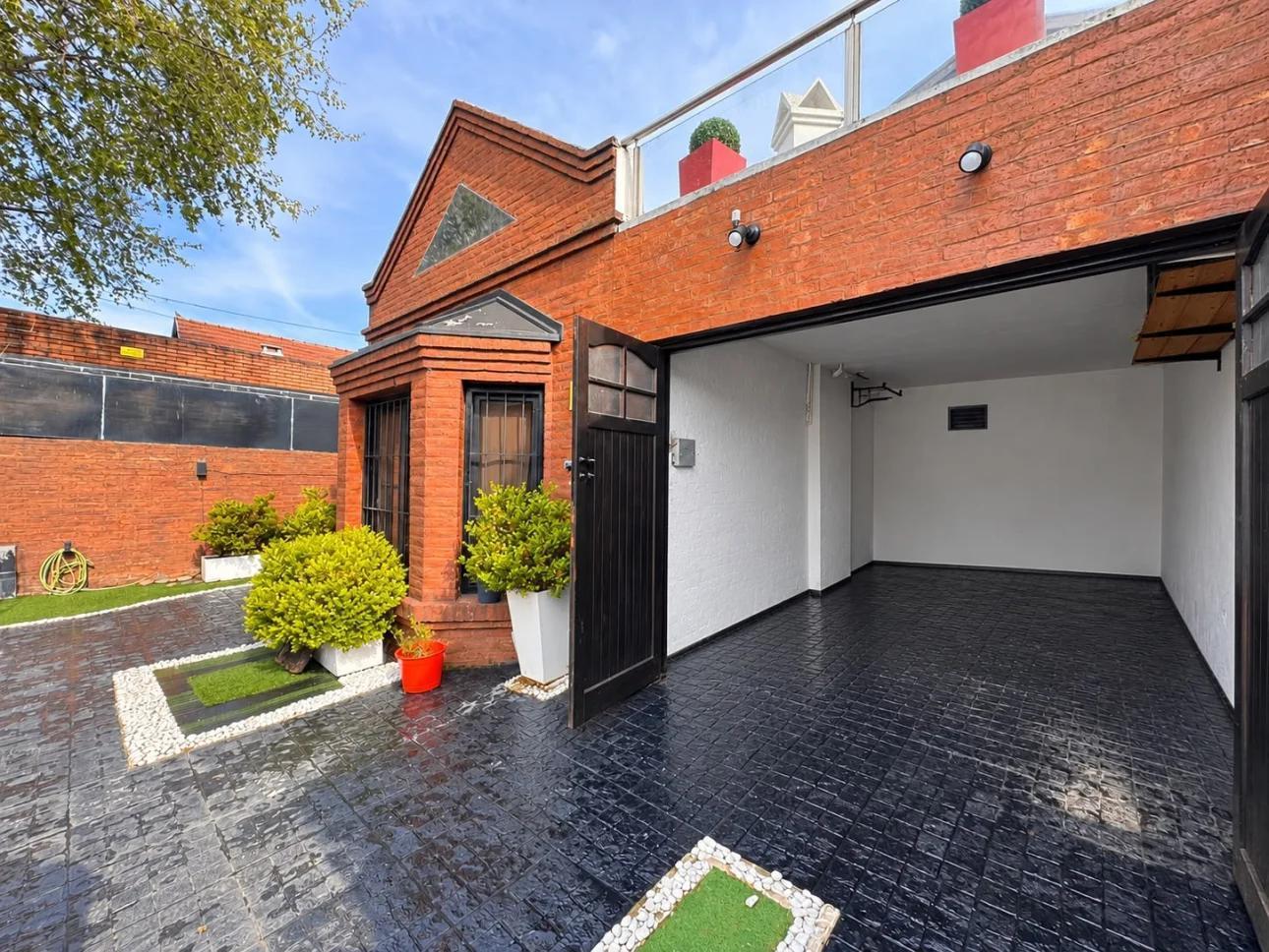 Foto de VENTA - Casa 5 amb con piscina y jardín- Falucho 2753, imagen 5