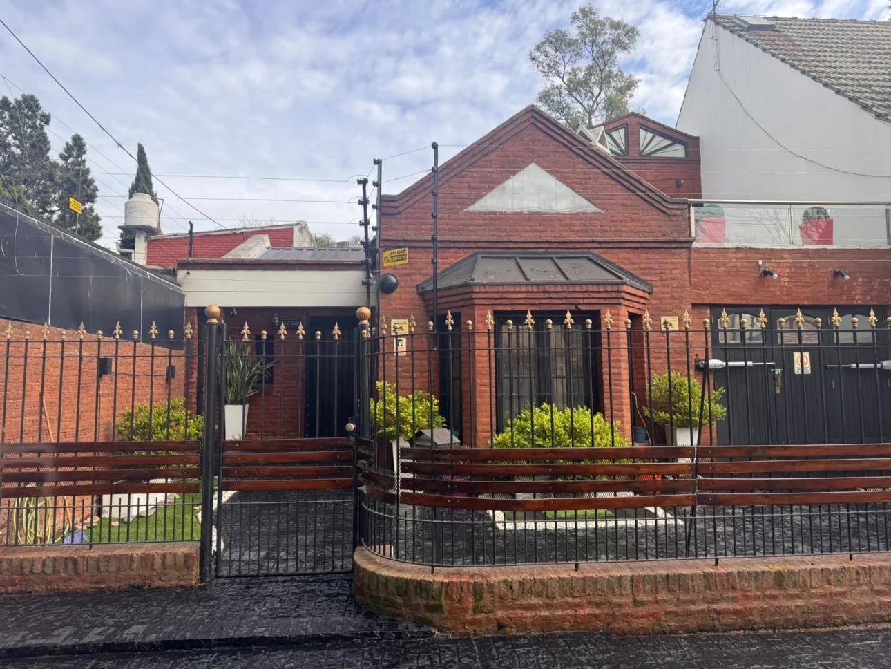 Foto de VENTA - Casa 5 amb con piscina y jardín- Falucho 2753, imagen 1