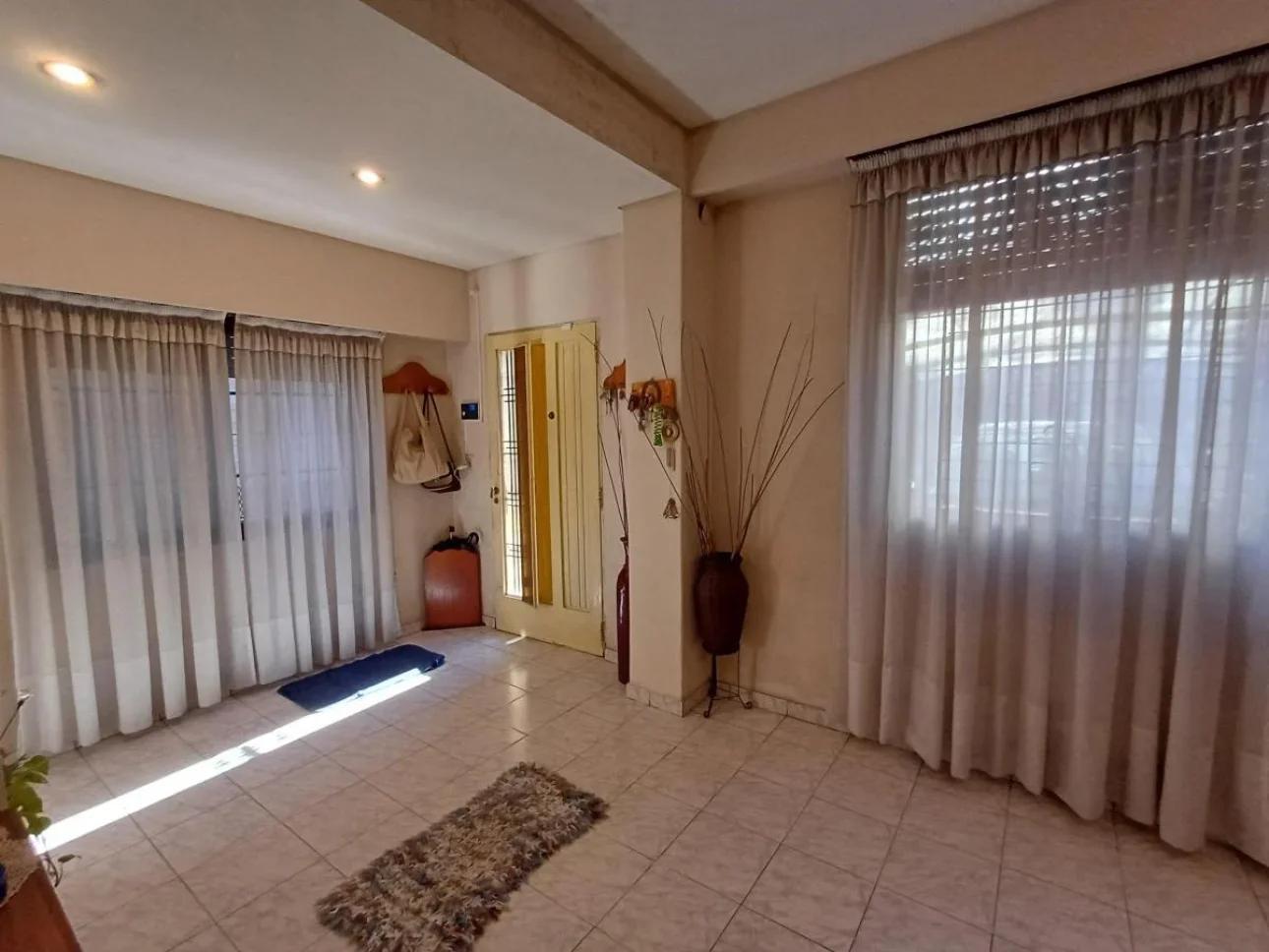 Foto de Venta de casa 3 amb con patio y garage - Riobamba 3244, imagen 3