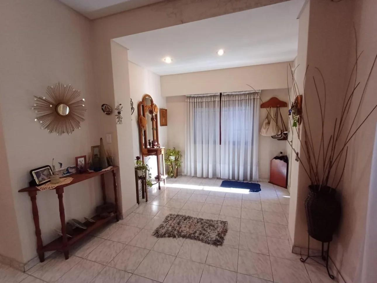 Foto de Venta de casa 3 amb con patio y garage - Riobamba 3244, imagen 1