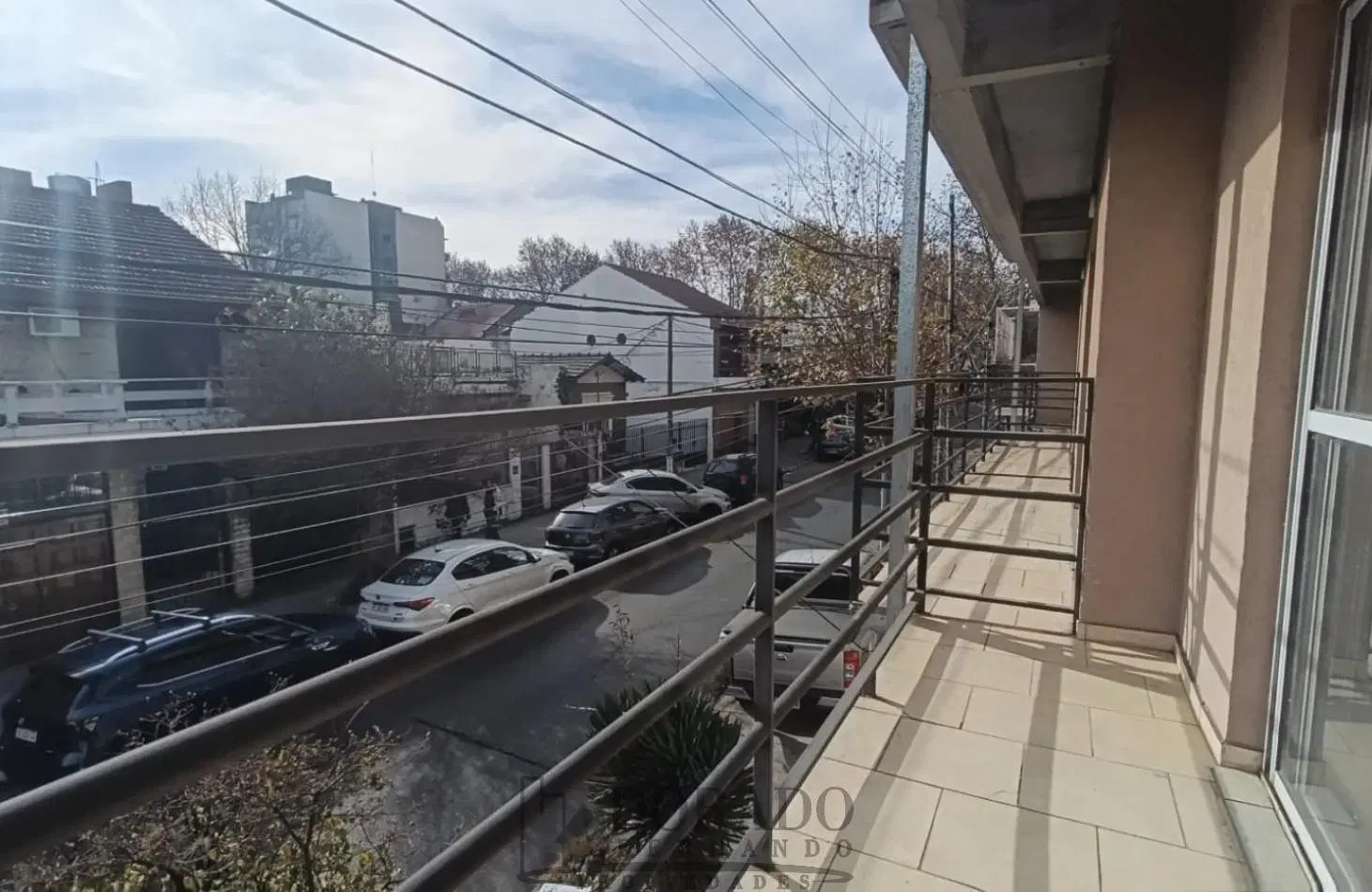 2 AMBIENTES AL FRENTE 1° PISO POR ESCALERA 1