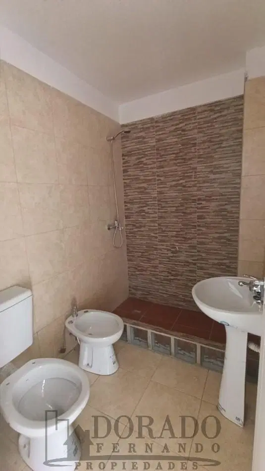 2 AMBIENTES AL FRENTE 1° PISO POR ESCALERA 2