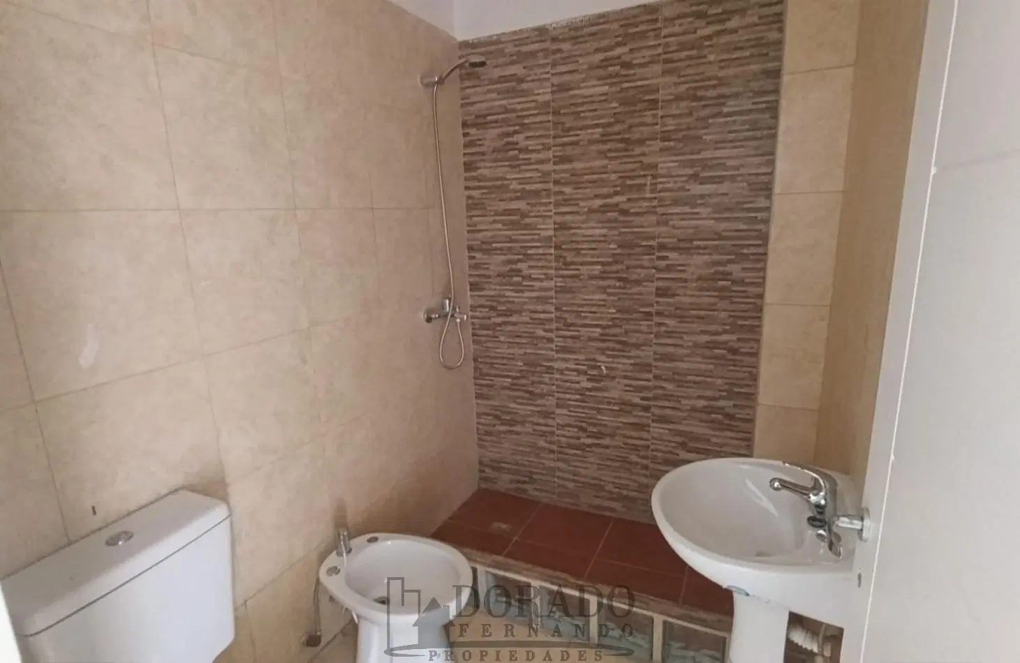 2 AMBIENTES AL FRENTE 1° PISO POR ESCALERA 3
