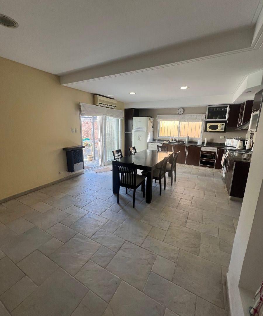 Casa con 433 m² de terreno y 3 dormitorios en venta en Temperley, Zona residencial