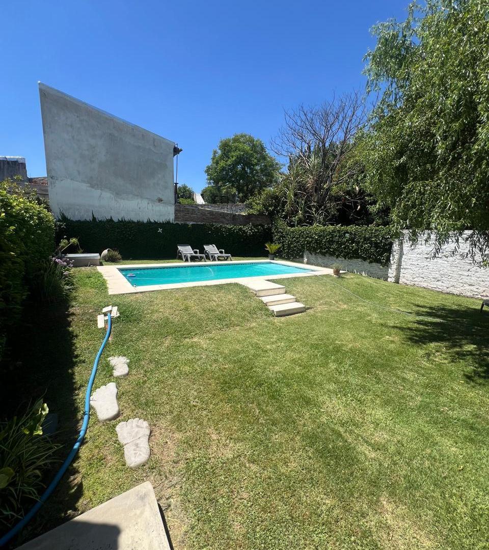 Casa en venta Banfield Oeste 2 dormitorios lote 540 m2 con pileta