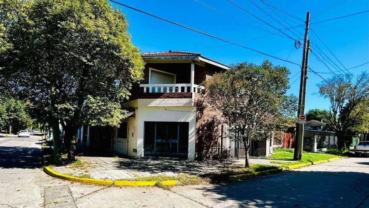 Casa en esquina con 2 locales comerciales | Ideal vivienda e inversión 2