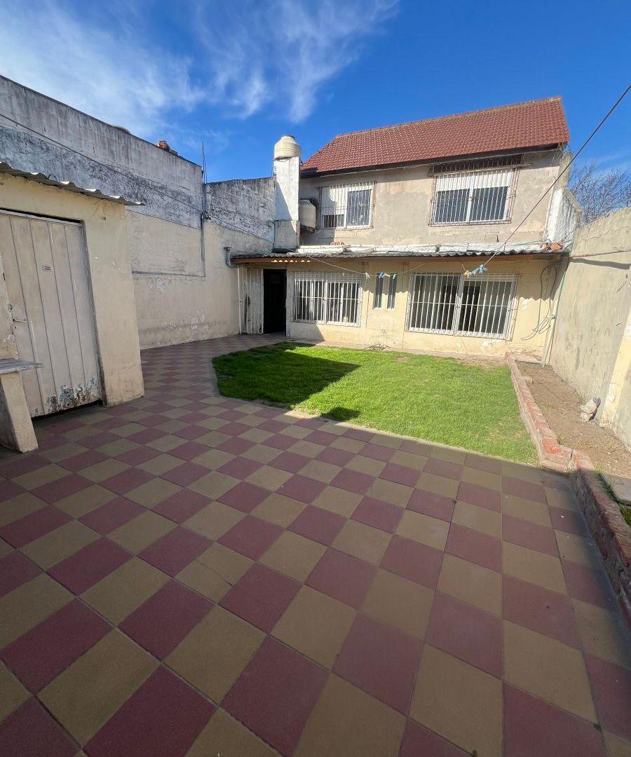 Foto de Casa en Venta en Banfield Oeste – 5 Dormitorios, Cochera, Jardín y, imagen 1