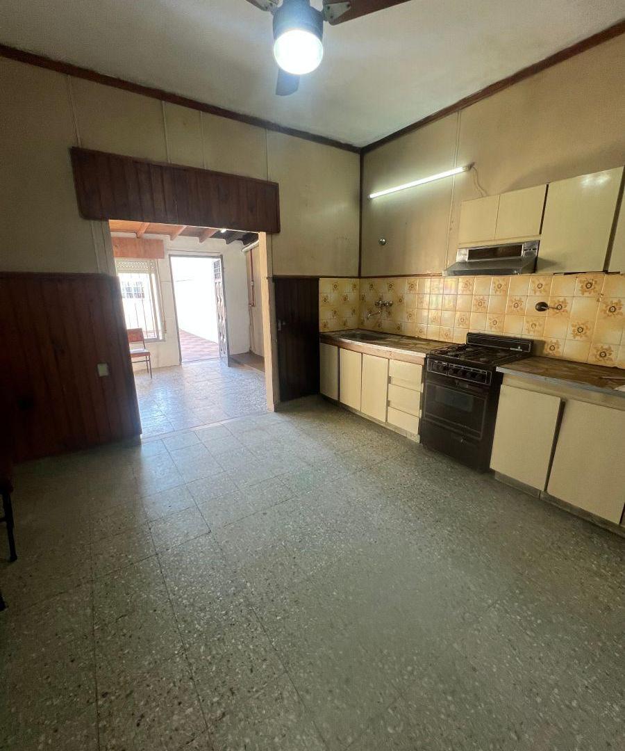 Foto de Casa en Venta en Banfield Oeste – 5 Dormitorios, Cochera, Jardín y, imagen 4