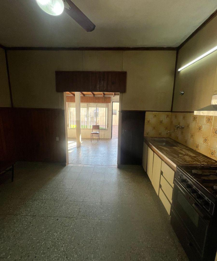 Foto de Casa en Venta en Banfield Oeste – 5 Dormitorios, Cochera, Jardín y, imagen 2