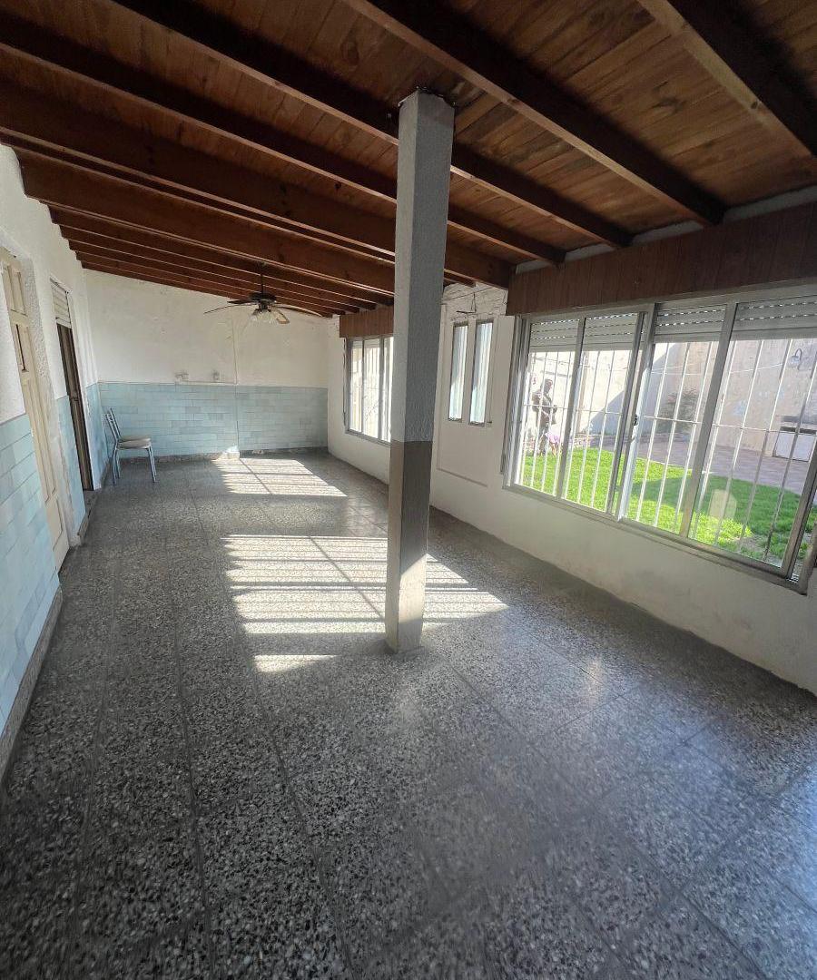 Foto de Casa en Venta en Banfield Oeste – 5 Dormitorios, Cochera, Jardín y, imagen 3