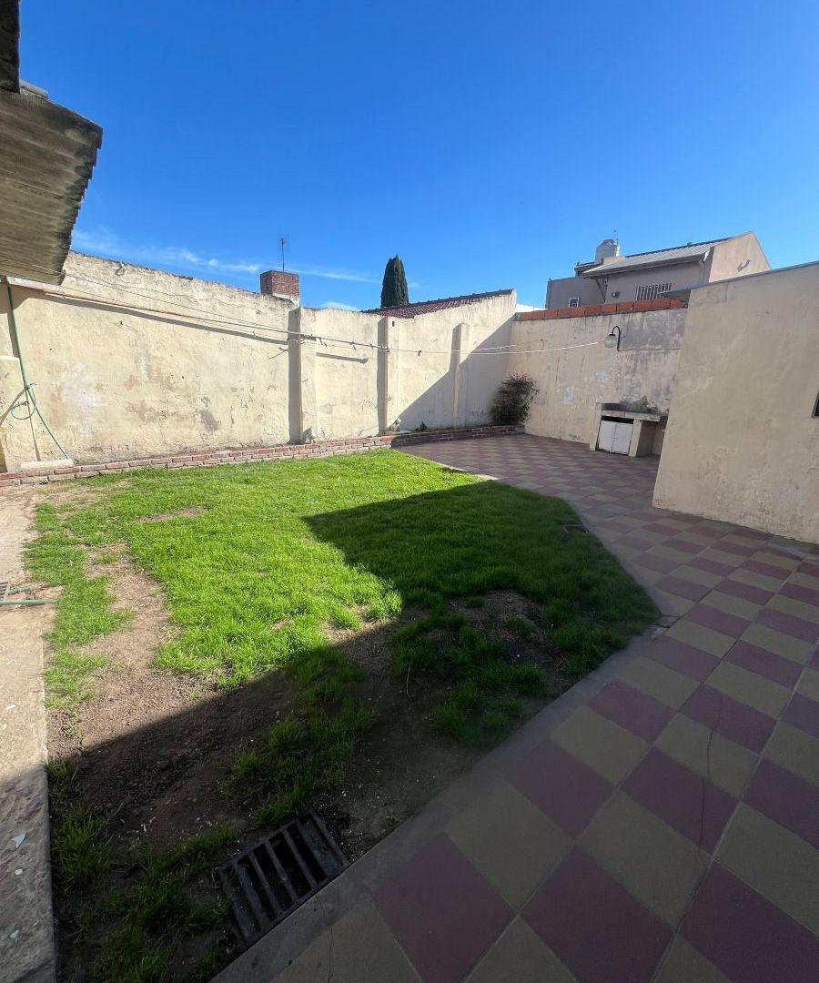 Foto de Casa en Venta en Banfield Oeste – 5 Dormitorios, Cochera, Jardín y, imagen 5