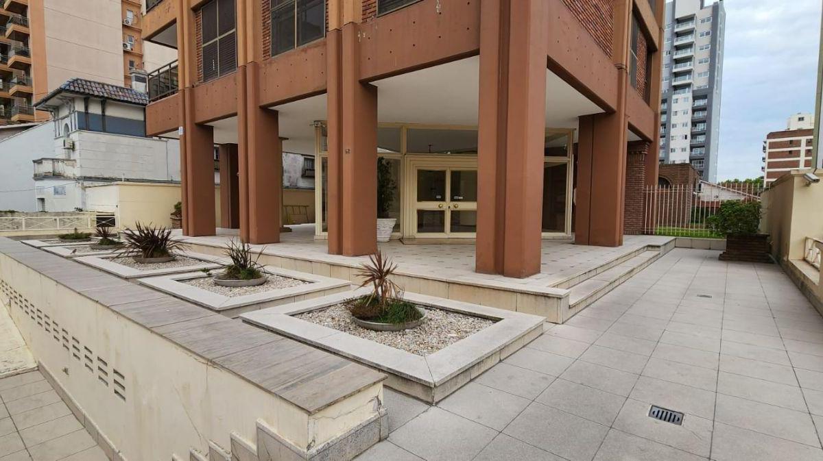 Venta Departamento 6 Ambientes Bernal 2