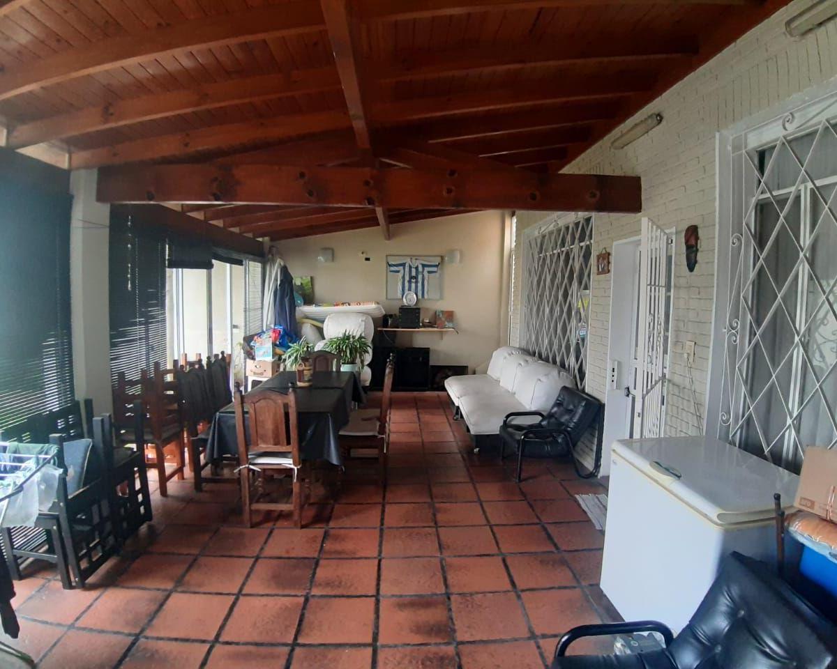 Foto de Casa 4 ambientes sobre lote 10x40 mts. con quincho, piscina y garage , imagen 4