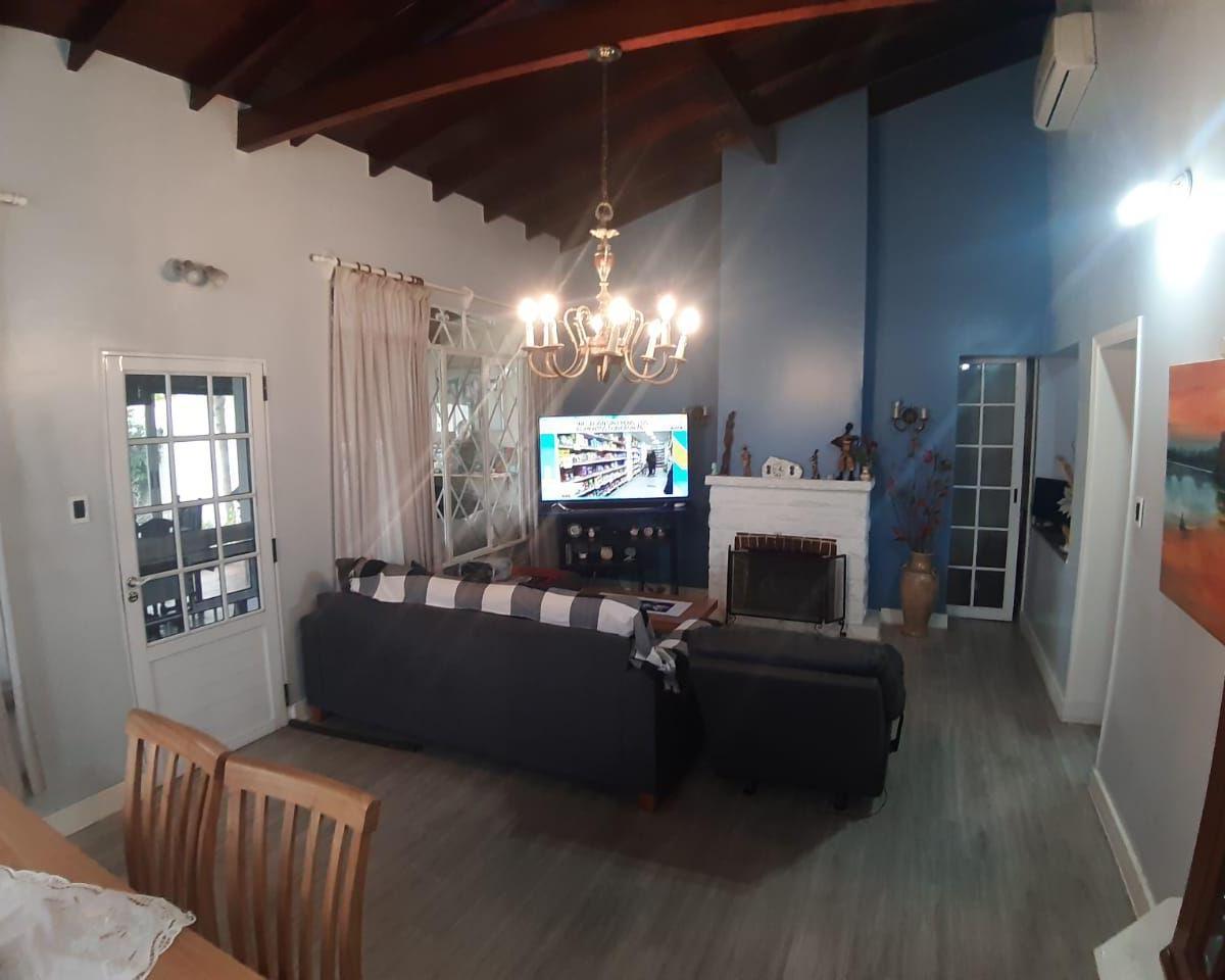 Foto de Casa 4 ambientes sobre lote 10x40 mts. con quincho, piscina y garage , imagen 3