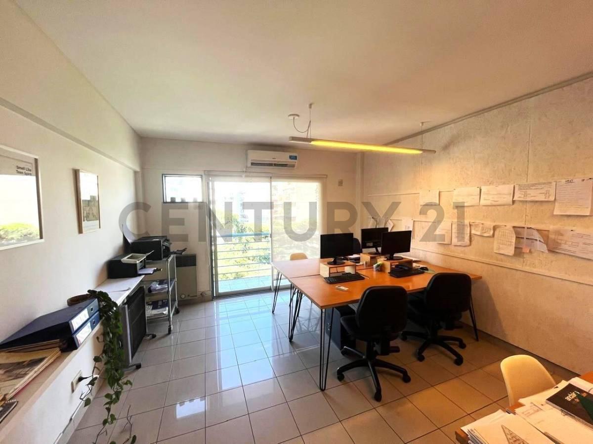 VENTA MONOAMBIENTE CON COCHERA, MUY LUMINOSO, DESOCUPADO