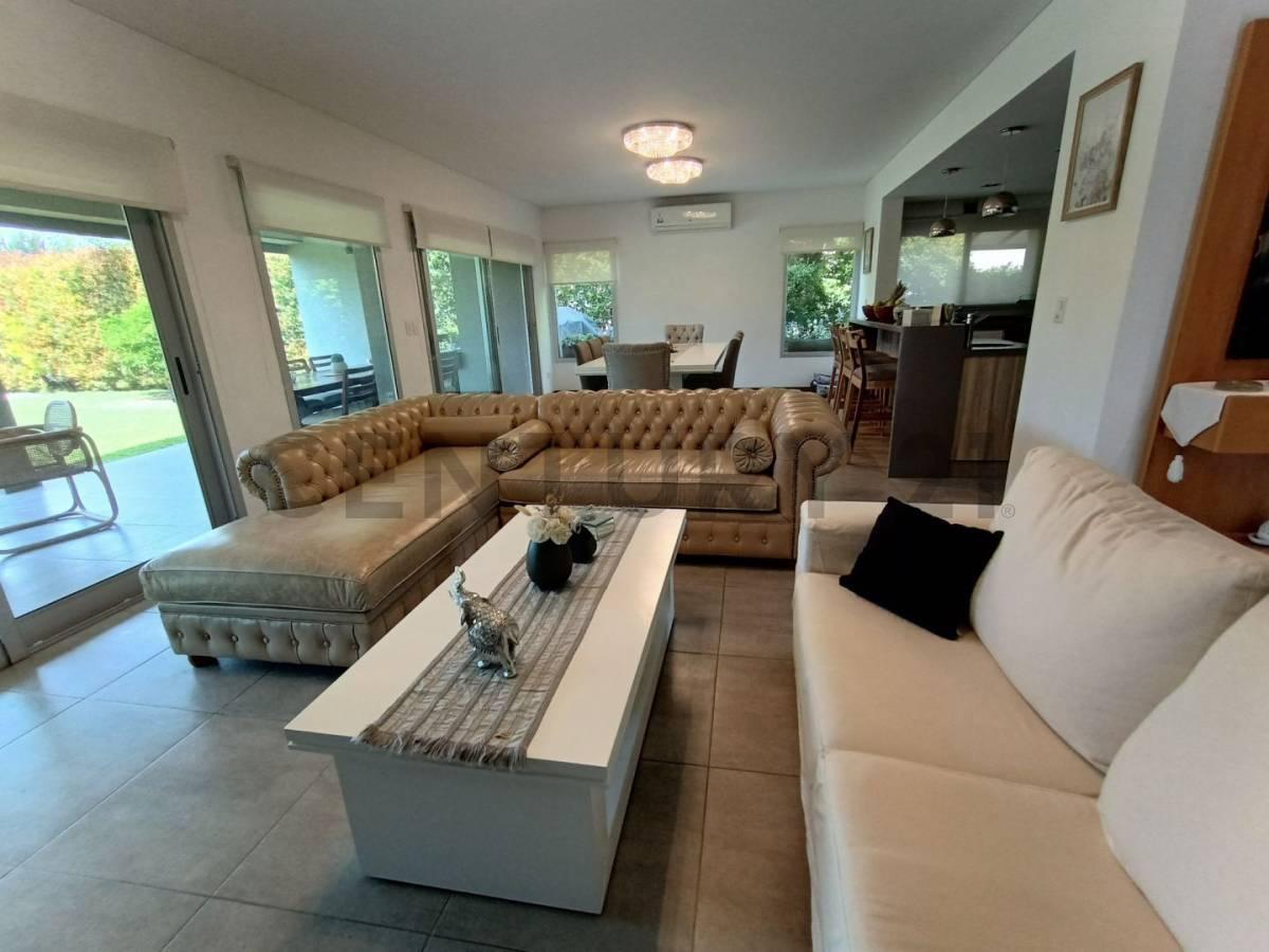 Venta de Casa de 6 Dorm. en Barrio Barrancas de Santa Maria 2
