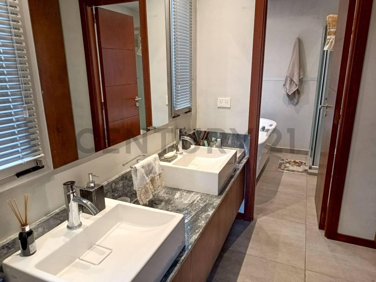Venta de Casa de 6 Dorm. en Barrio Barrancas de Santa Maria 5