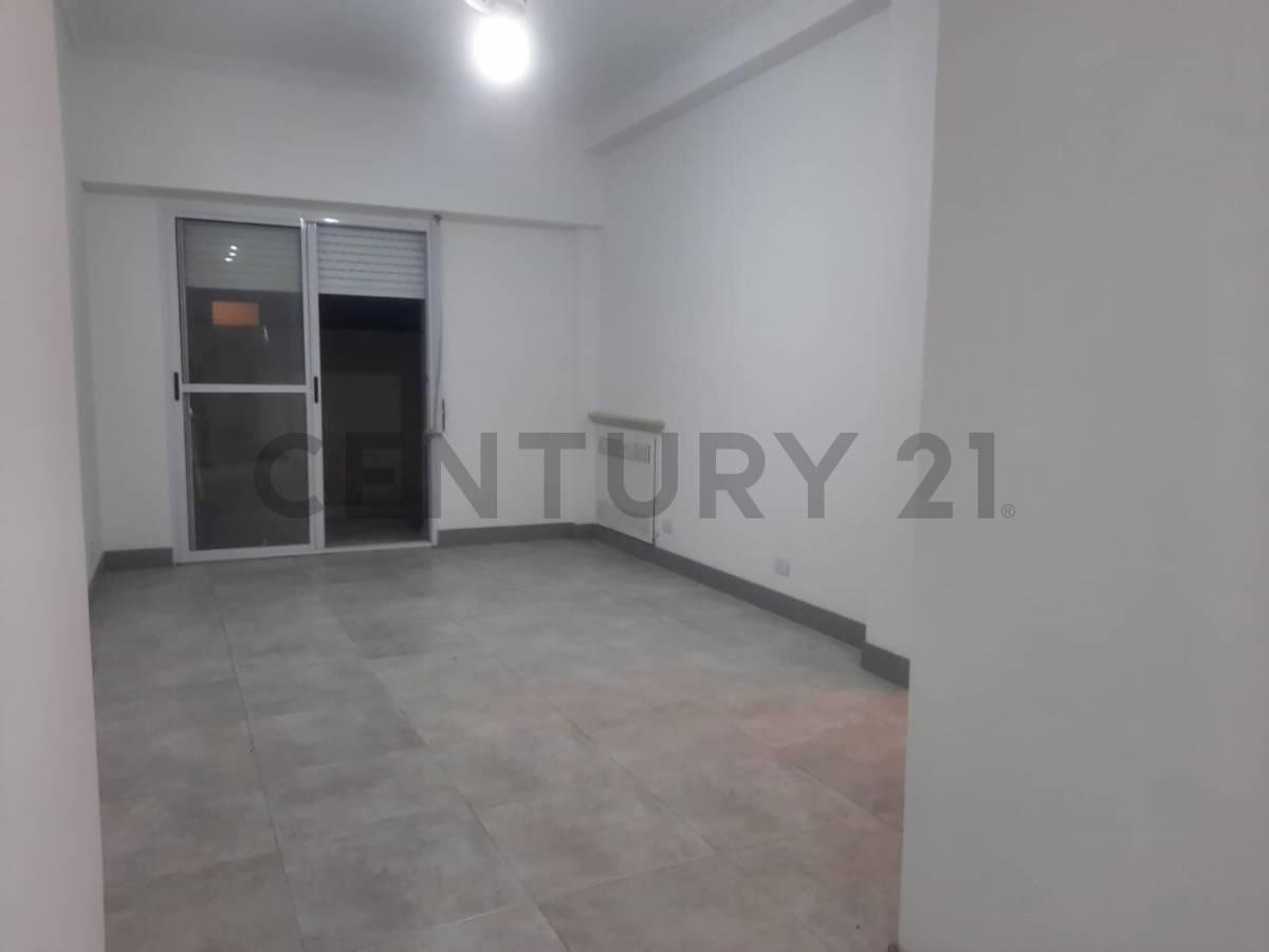 VENTA DPTO RECICLADO, CON PATIO Y DEPENDENCIA 3 AMBIENTES