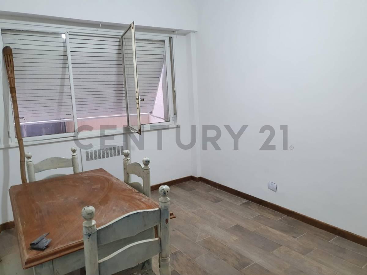Foto de VENTA DPTO RECICLADO, CON PATIO Y DEPENDENCIA 3 AMBIENTES, imagen 4