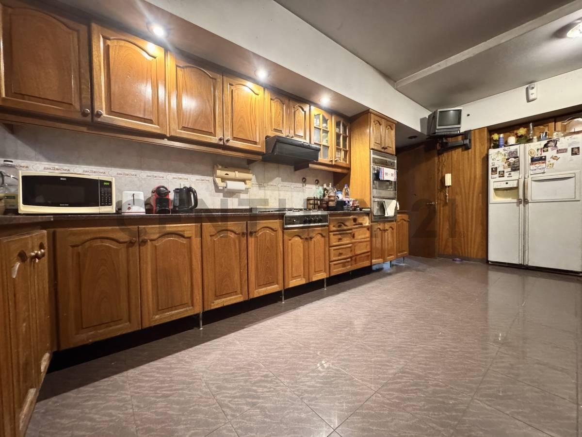 Venta Casa 5 Ambientes C/parque, Quincho + Playroom C/ Dependencia de Servicio y Cochera Doble 5