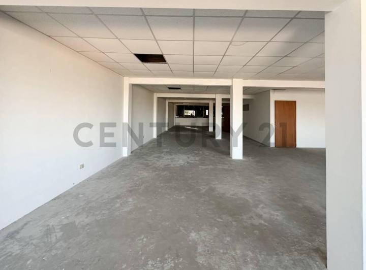 Foto de EDIFICIO DE OFICINAS COMERCIALES Y LOCAL COMERCIAL SOBRE COLECTORA Y, imagen 2