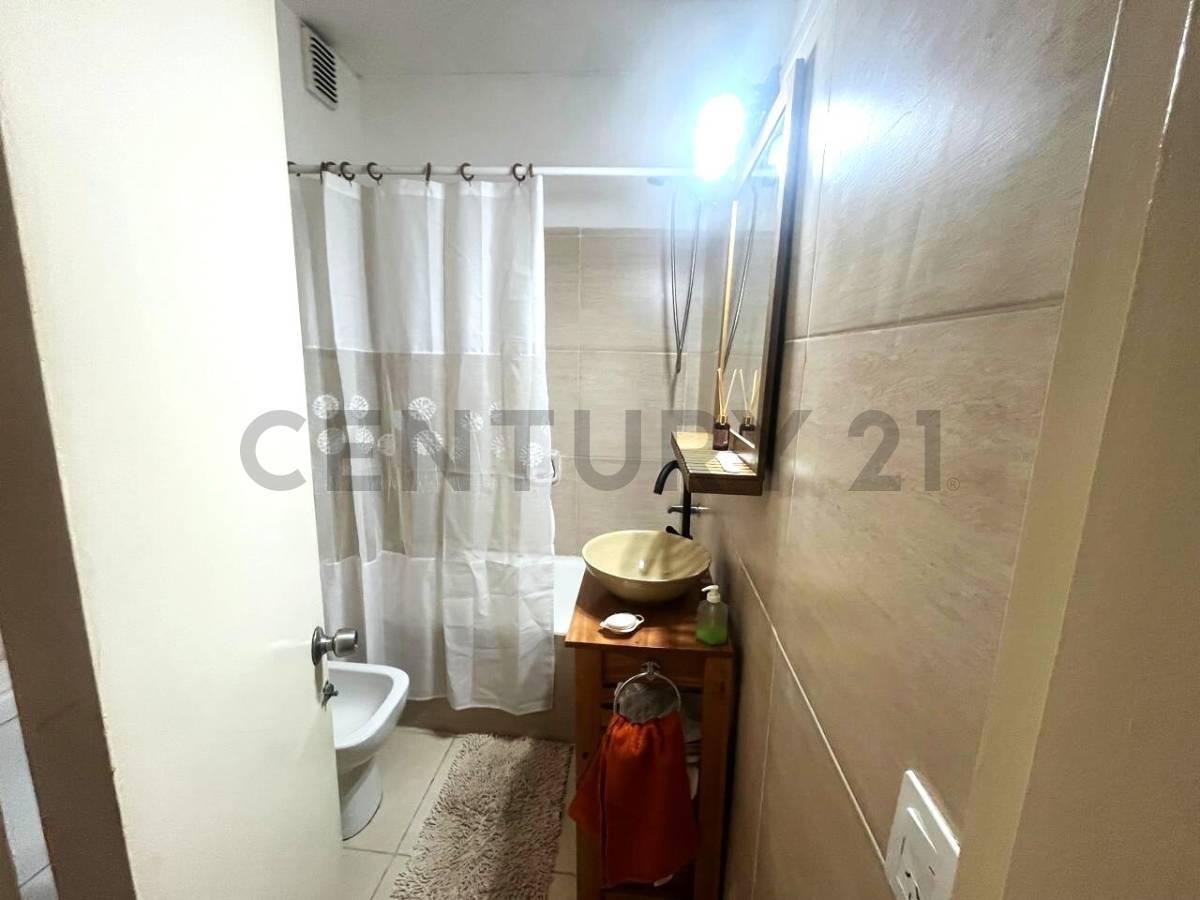 Foto de VENTA DEPARTAMENTO 3 AMBIENTES, POR ESCALERA MUY LUMINOSO Y AMPLIO., imagen 1