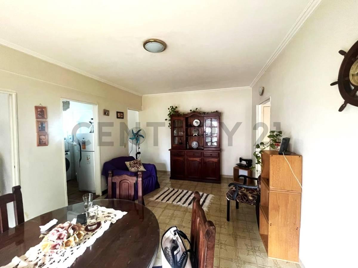 Foto de VENTA DEPARTAMENTO 3 AMBIENTES, POR ESCALERA MUY LUMINOSO Y AMPLIO., imagen 2
