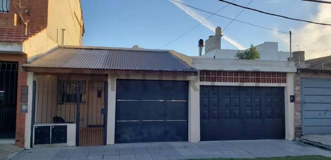 VENTA PH 4 AMB + DPTO 3 AMB PARQUE Y QUINCHO 2 COCHERAS BANFIELD.