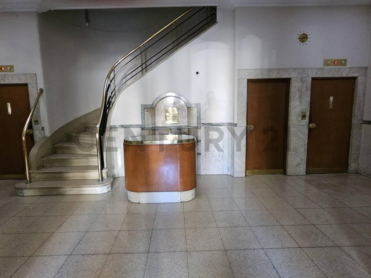 VENTA DEPARTAMENTO EN EDIFICIO DE CATEGORÍA APTO VIVIENDA AL FRENTE PISO LUMINOSO.