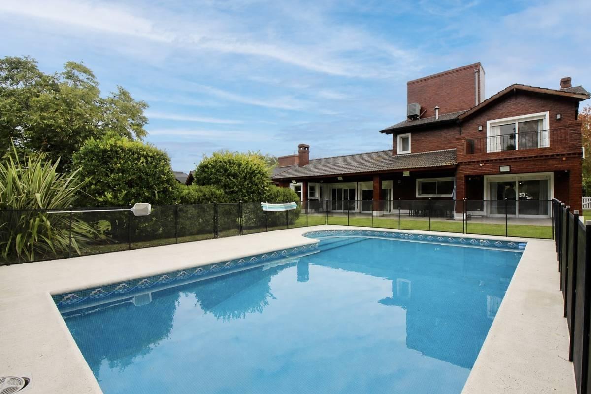 Venta casa en barrio privado Septiembre en terreno de 1.200 m2