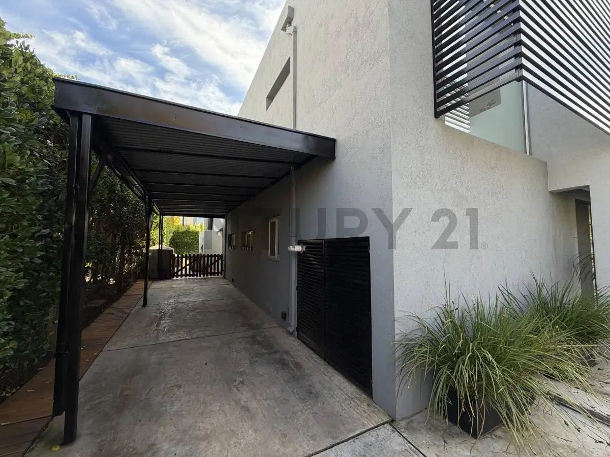 EXCELENTE CASA EN LOTE INTERNO EN LAS TIPAS, 4 Ambientes, doble galería, jardín parquizado 2