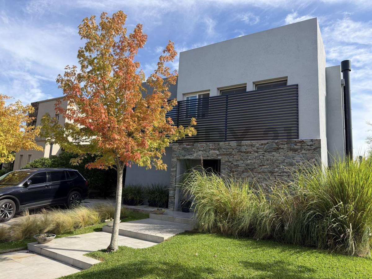 EXCELENTE CASA EN LOTE INTERNO EN LAS TIPAS, 4 Ambientes, doble galería, jardín parquizado