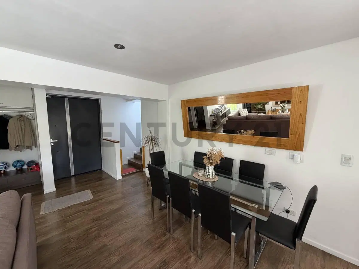 EXCELENTE CASA EN LOTE INTERNO EN LAS TIPAS, 4 Ambientes, doble galería, jardín parquizado 5
