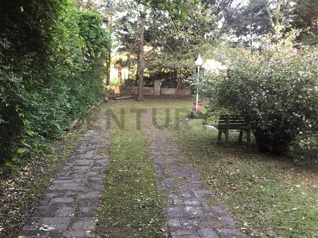 Imperdible Casa Quinta con Quincho y Parque Arbolado.