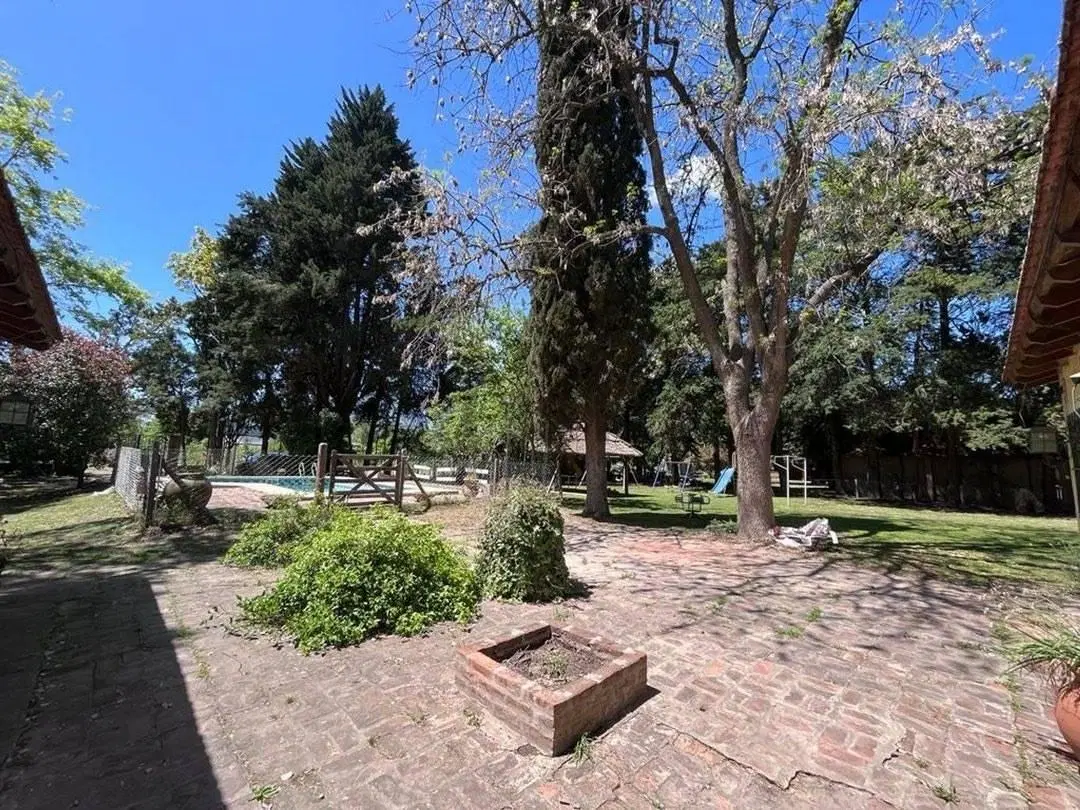 Imperdible Casa Quinta con Quincho y Parque Arbolado. 4