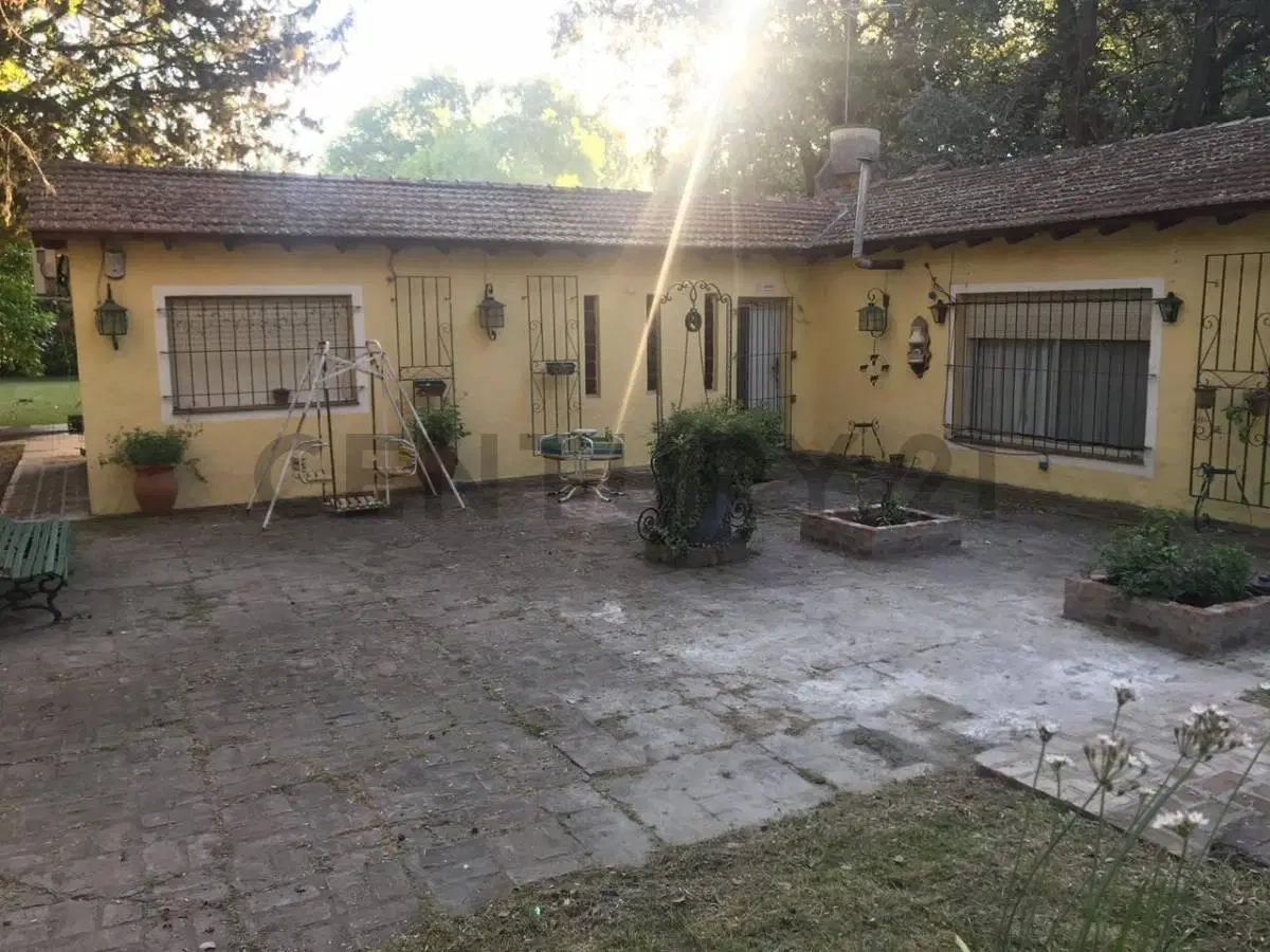 Imperdible Casa Quinta con Quincho y Parque Arbolado. 3
