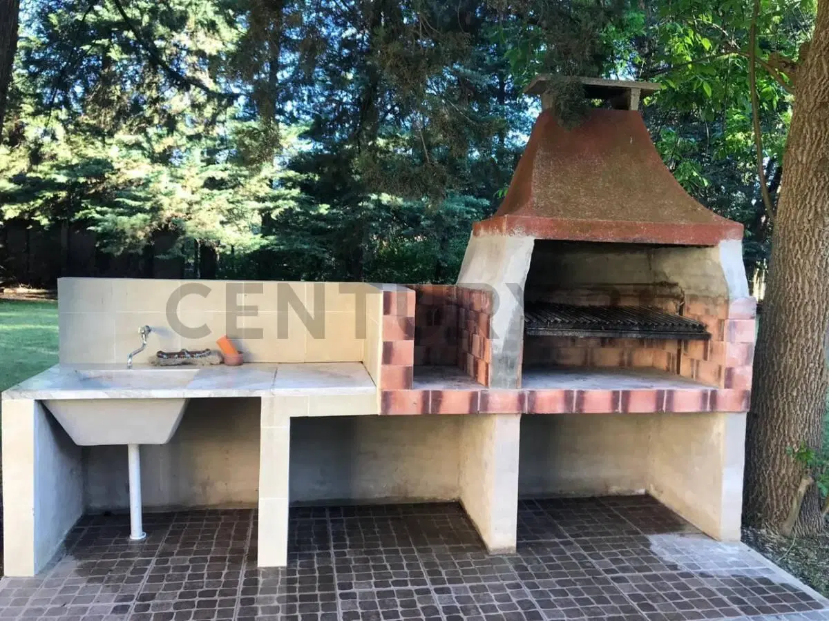 Imperdible Casa Quinta con Quincho y Parque Arbolado. 2