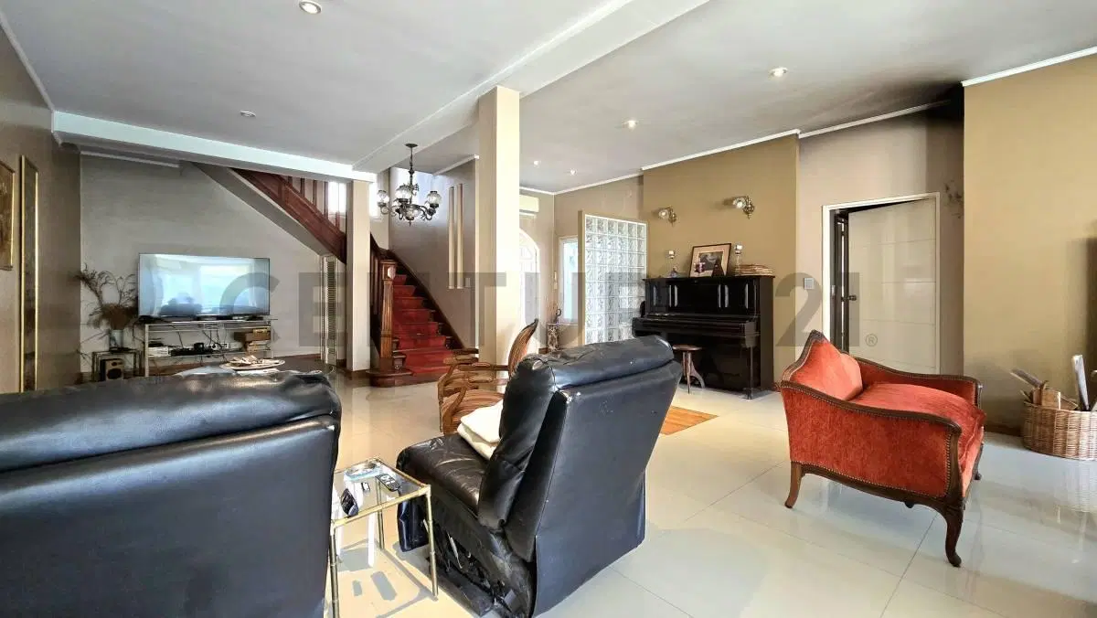 VENTA CASA 6 AMBIENTES  CON GRAN PARQUE EN  VILLA BALLESTER 3