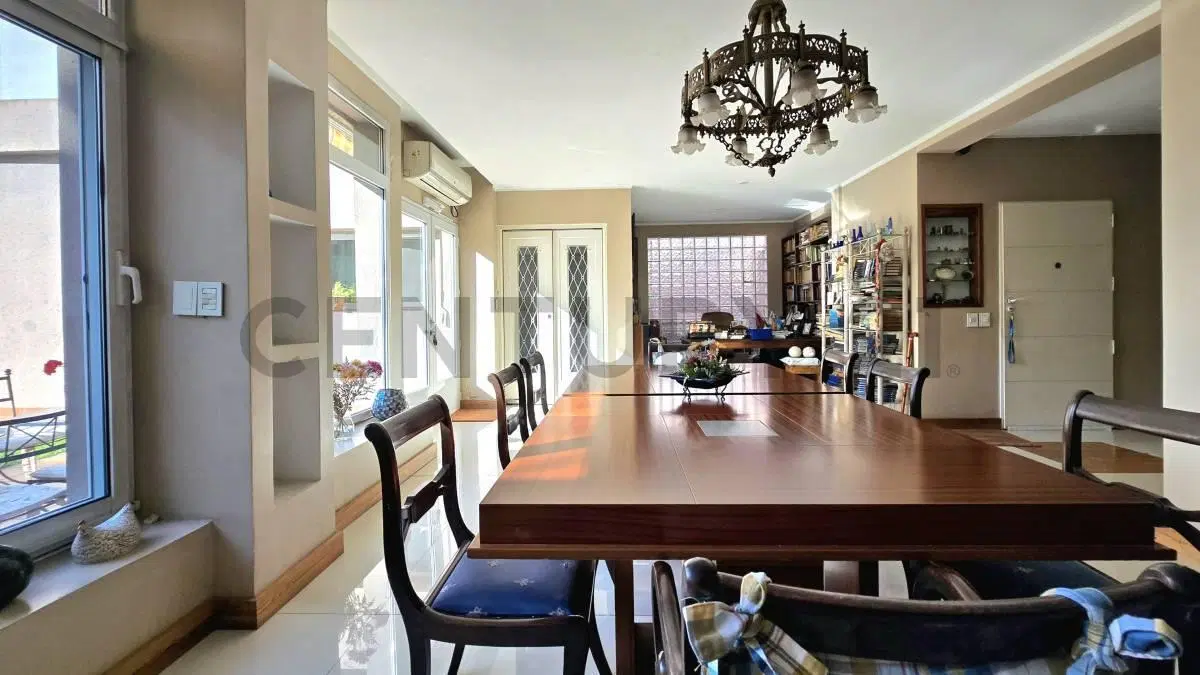 VENTA CASA 6 AMBIENTES  CON GRAN PARQUE EN  VILLA BALLESTER 2