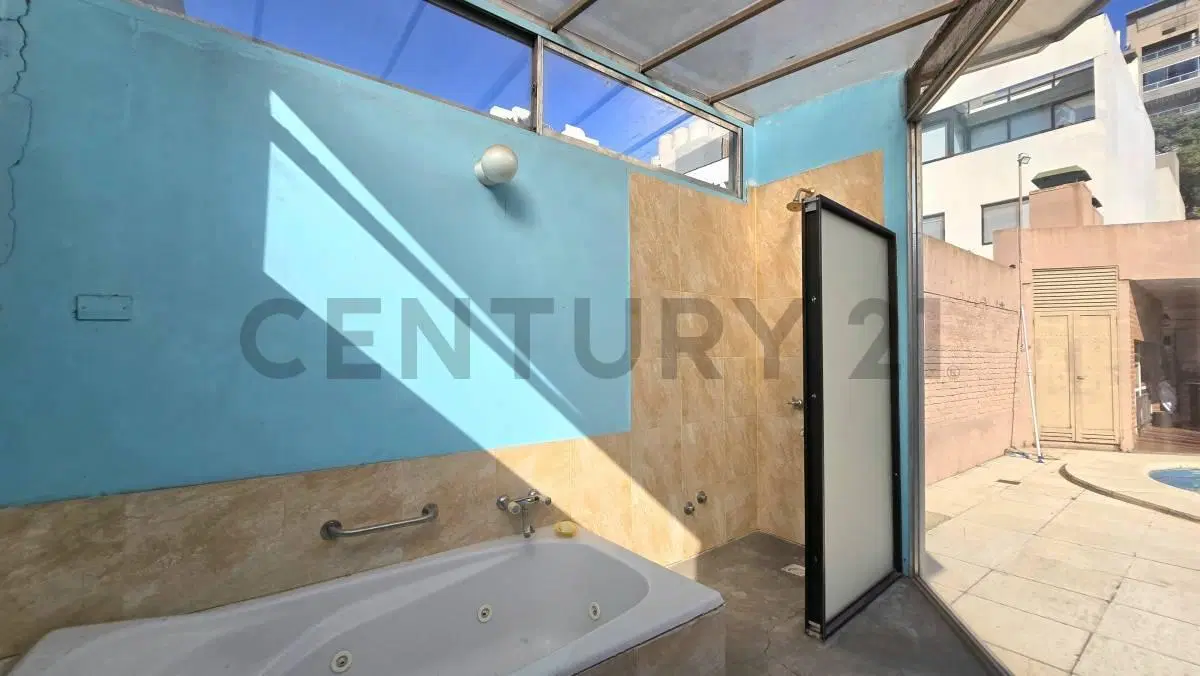 VENTA CASA 6 AMBIENTES  CON GRAN PARQUE EN  VILLA BALLESTER 8