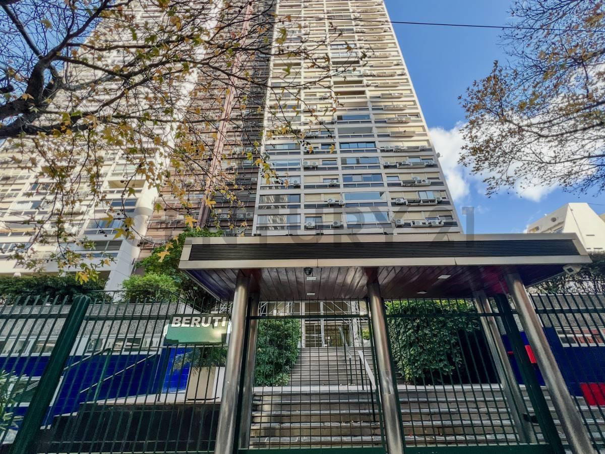 Departamento 3 ambientes + escritorio c/ cochera, baulera y seg. 24 hs. Palermo