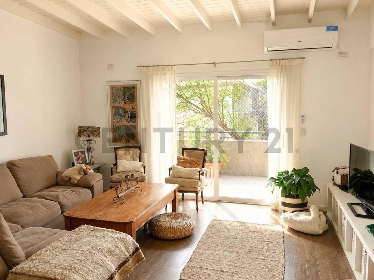 Foto de Amplio departamento de 3 ambientes con balcón, parrilla y, imagen 1