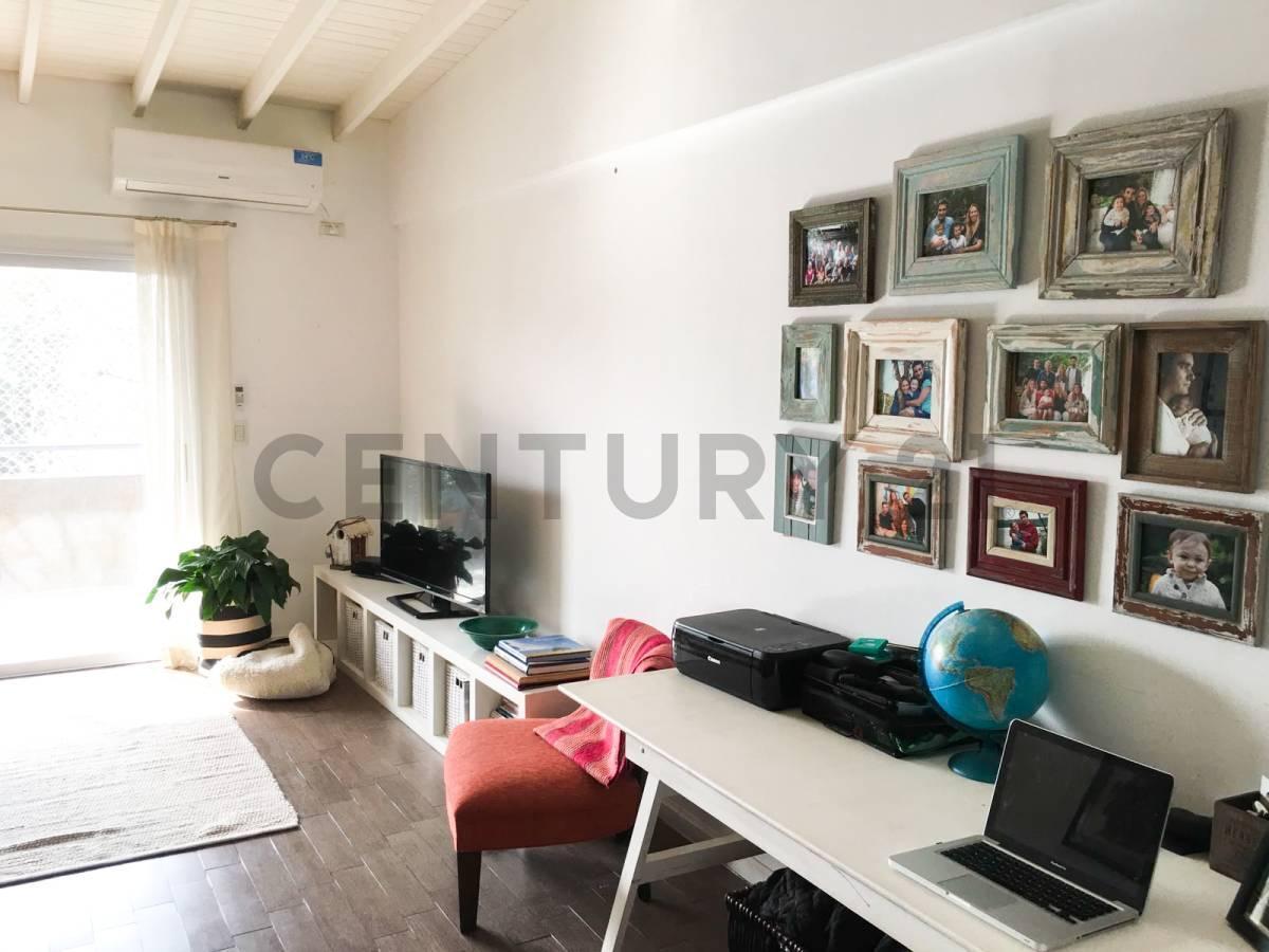 Foto de Amplio departamento de 3 ambientes con balcón, parrilla y, imagen 3