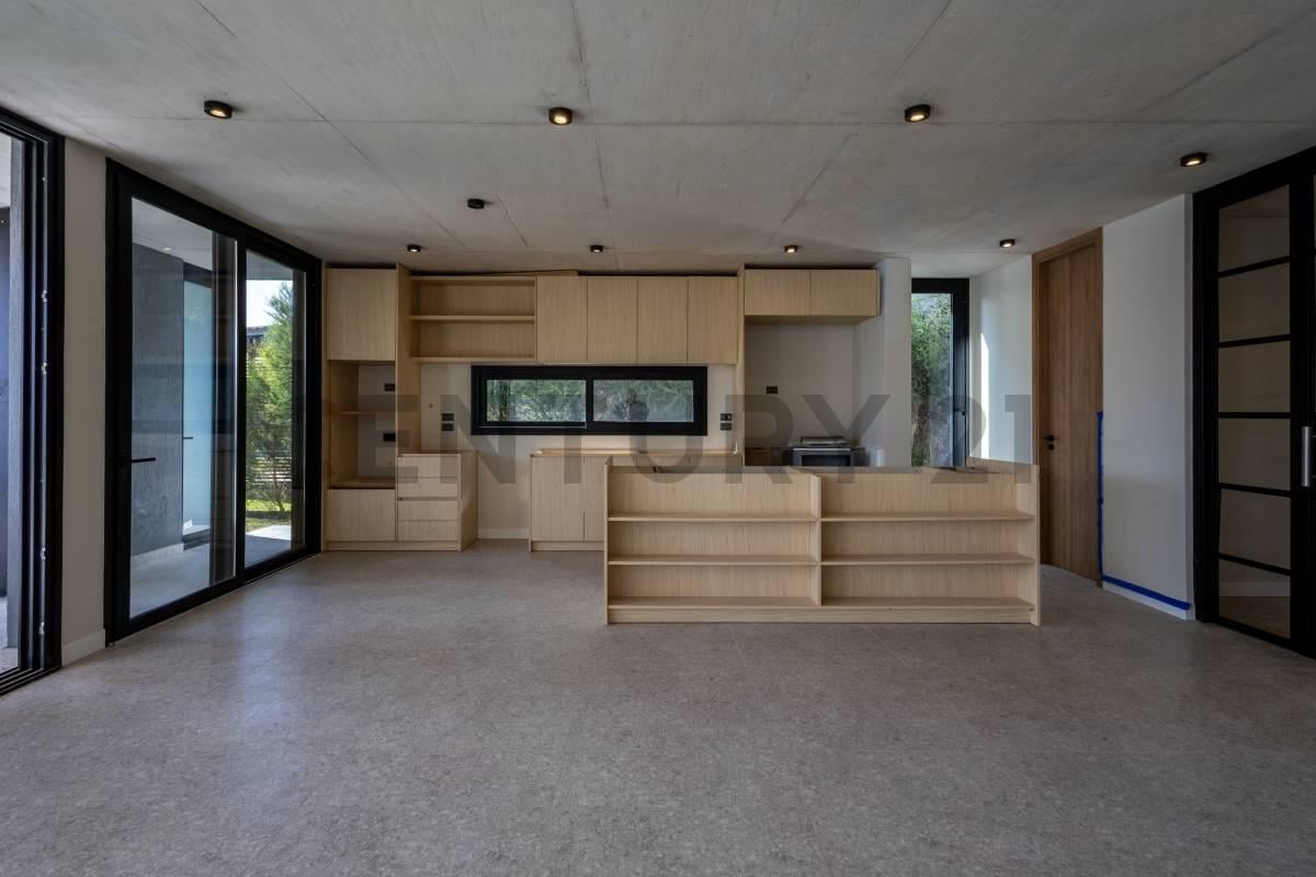 Foto de VENTA DE IMPONENTE CASA DE 5 DORMITORIOS AL LAGO EN LAGUNA, imagen 3