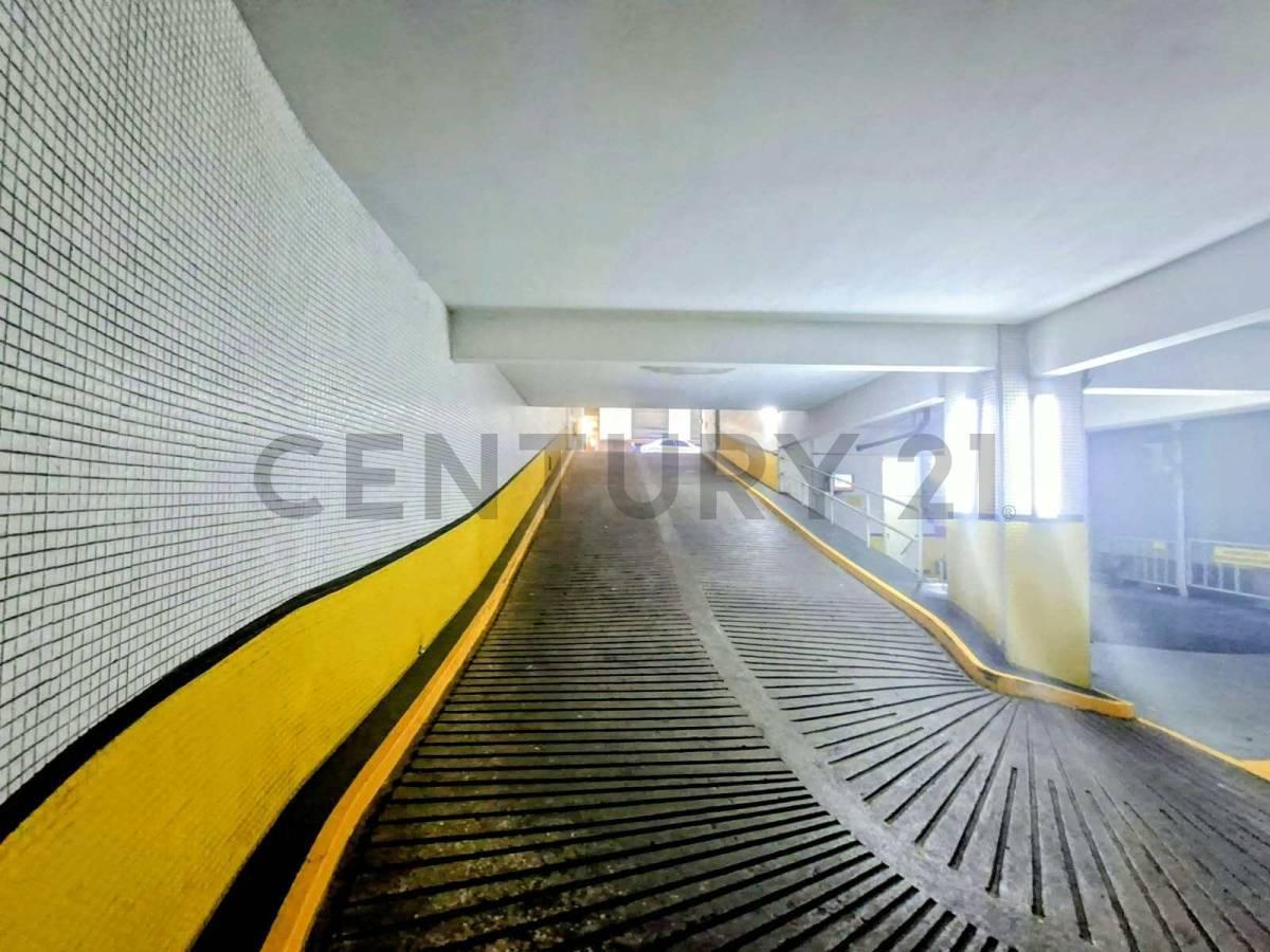Foto de Oportunidad cochera en el emblematico edificio Florida 1 .Rivadavia 565, imagen 1